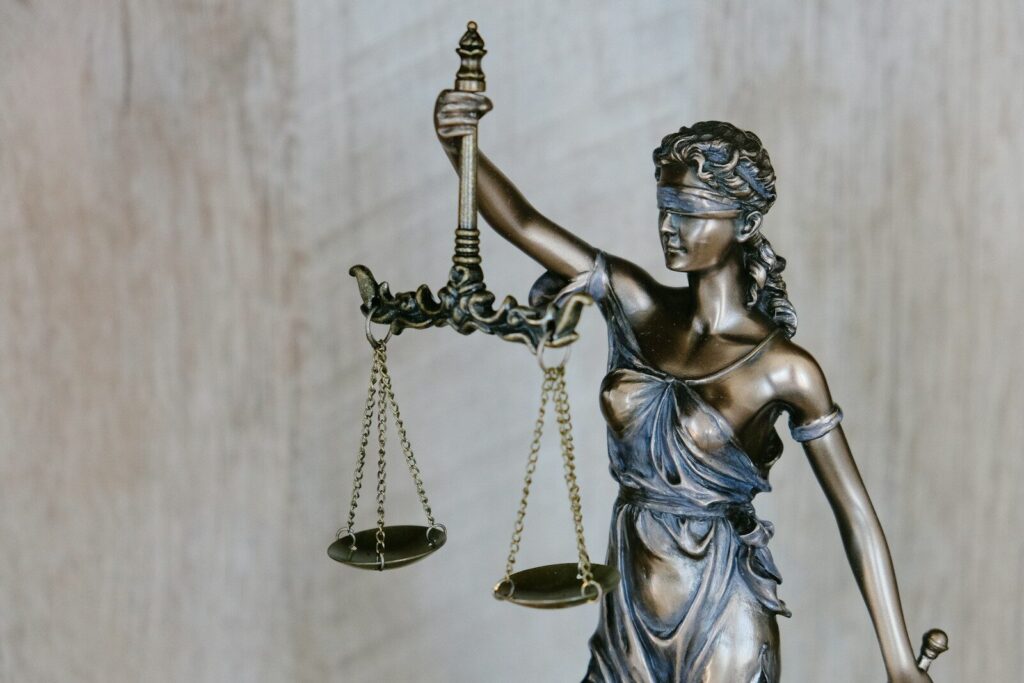 Photo by Tingey Injury Law Firm 전업주부 재산분할 비율 산정 기준을 설명하는 법원 판결
